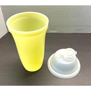 Vintage Tupperware 844-1 Shaker Cup with Lid 2 Cup Kitchen Gadget Yellow